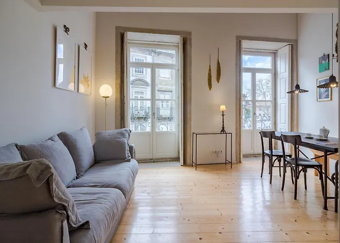 Charming Apartment With Convenient City Access