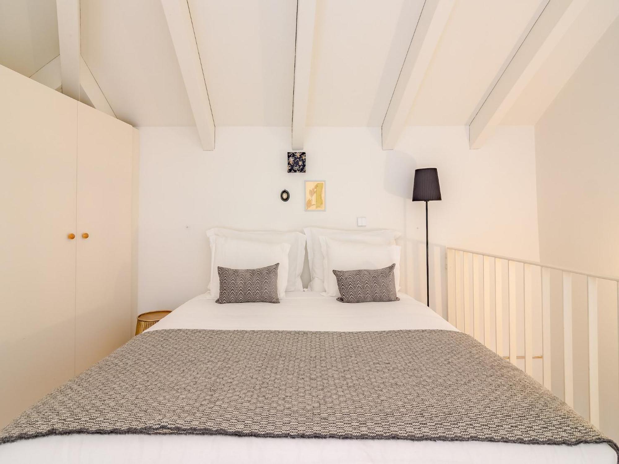 Charming With Convenient Access *
