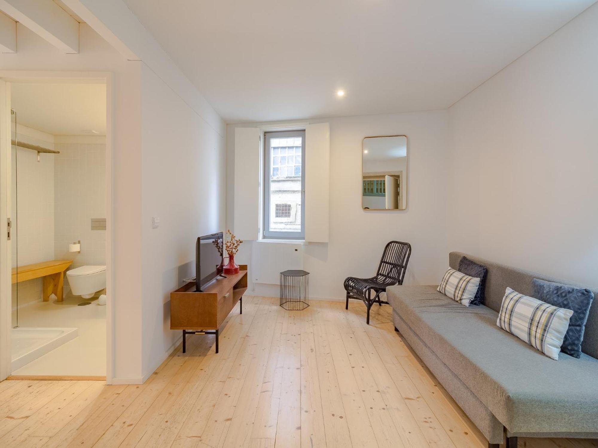 Charming With Convenient Access Apartment